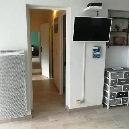 Classe 3 Etoiles Au 1er Etage D'une Maison Avec Jardin Dans Un Quartier Calme *