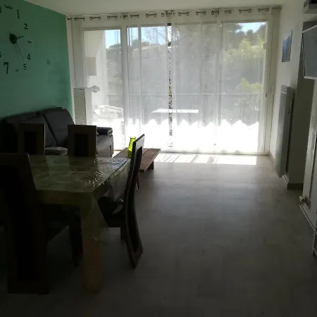 Classe 3 Etoiles Au 1er Etage D'une Maison Avec Jardin Dans Un Quartier Calme Cavalaire-sur-Mer