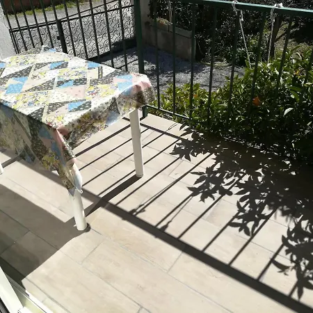 Classe 3 Etoiles Au 1er Etage D'une Maison Avec Jardin Dans Un Quartier Calme *