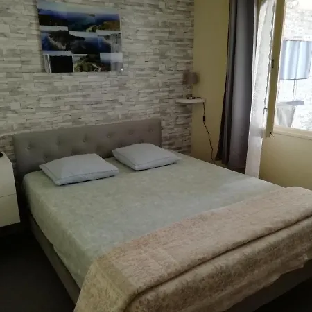 Classe 3 Etoiles Au 1er Etage D'une Maison Avec Jardin Dans Un Quartier Calme Διαμέρισμα