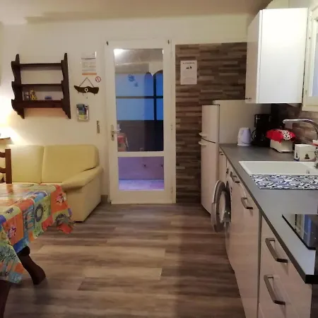 Apartmán Classe 3 Etoiles Au 1er Etage D'une Maison Avec Jardin Dans Un Quartier Calme