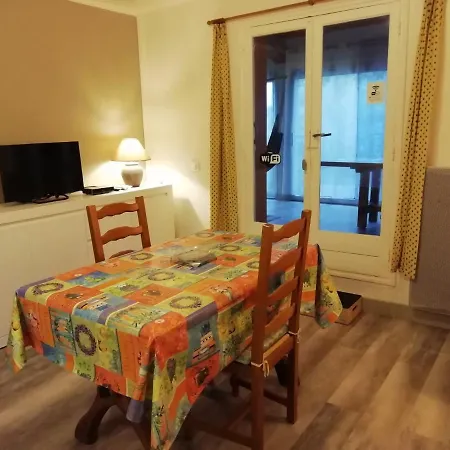 Apartment Classe 3 Etoiles Au 1er Etage D'une Maison Avec Jardin Dans Un Quartier Calme