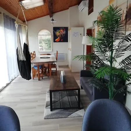Classe 3 Etoiles Au 1er Etage D'une Maison Avec Jardin Dans Un Quartier Calme *