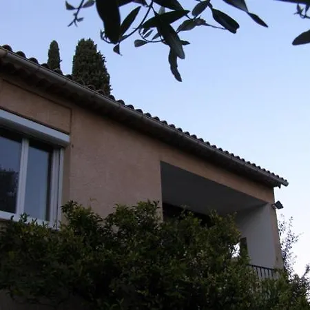 Classe 3 Etoiles Au 1er Etage D'une Maison Avec Jardin Dans Un Quartier Calme